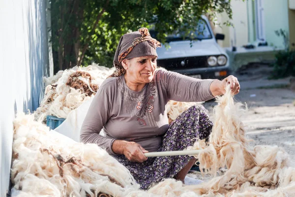 加工羊毛在街道上的妇女 — 图库照片