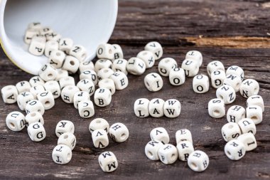 Eski ahşap masa üzerinde kelime hukuk.