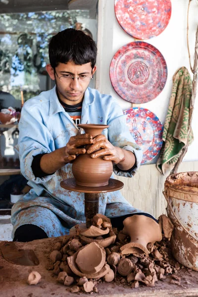 An unknown artist works on a traditional ceramic vase in Cappado — Stock Photo, Image