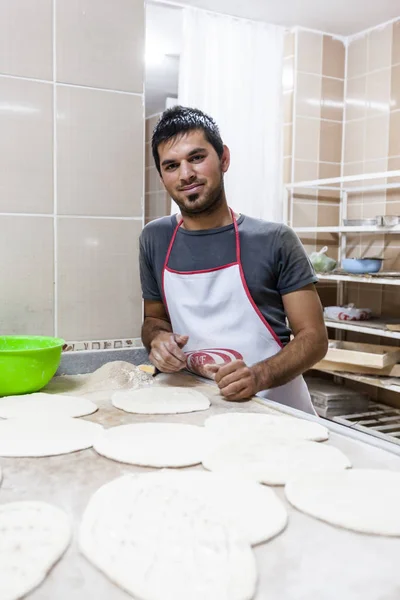 Un boulanger inconnu dans une boulangerie traditionnelle turque — Photo