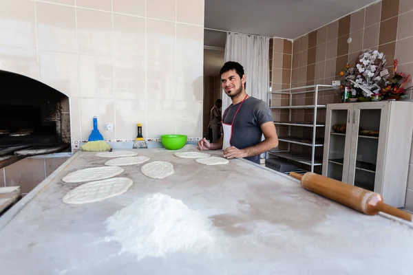 Egy ismeretlen baker egy hagyományos török pékség — Stock Fotó