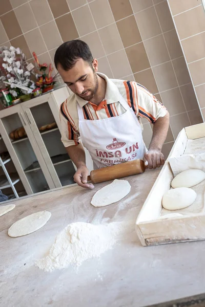 An unknown baker in a traditional Turkish bakery — Stock Photo, Image
