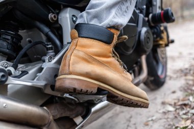 Motorcu motosiklet, ayak üzerinde yakından görmek.