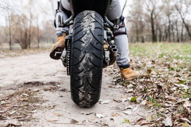 Motosiklet, yakından görmek arka tekerlek üzerinde oturan motorcu