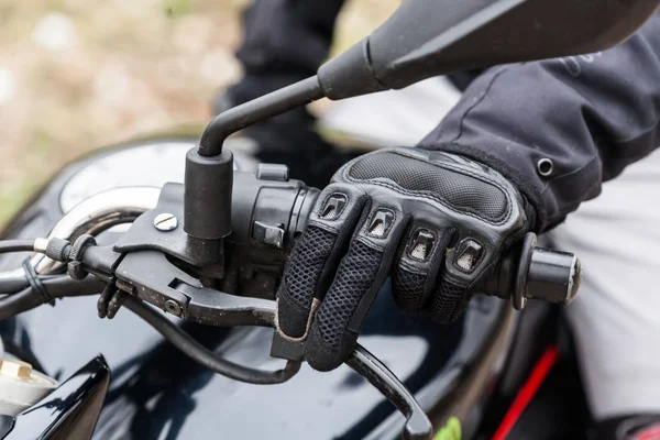 Motoros motorkerékpár, kiadványról a kezét a kormányon. — Stock Fotó