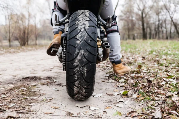 Biker zittend op motorfiets, vergrote weergave op achterwiel — Stockfoto