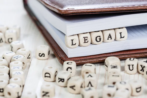 Palabra LEGAL sobre mesa de madera blanca . — Foto de Stock