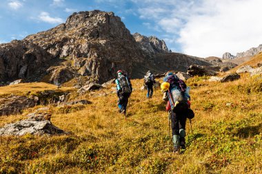 Grup yürüyüşçü Tien Shan dağlarında