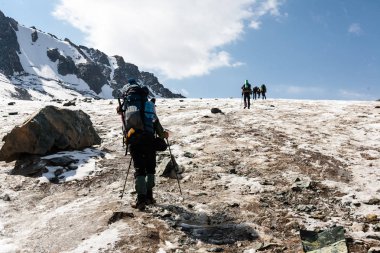 Grup yürüyüşçü Tien Shan dağlarında
