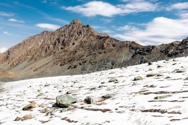 Dağ doruklarına, Tien Shan görüntülemek
