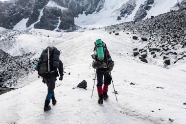 Grup yürüyüşçü Tien Shan dağlarında