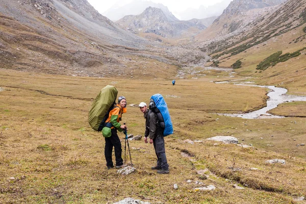 Gruppo di escursionisti a Tien Shan montagne — Foto Stock