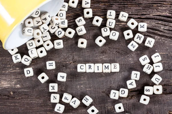 Palabra CRIMEN en mesa de madera vieja . — Foto de Stock