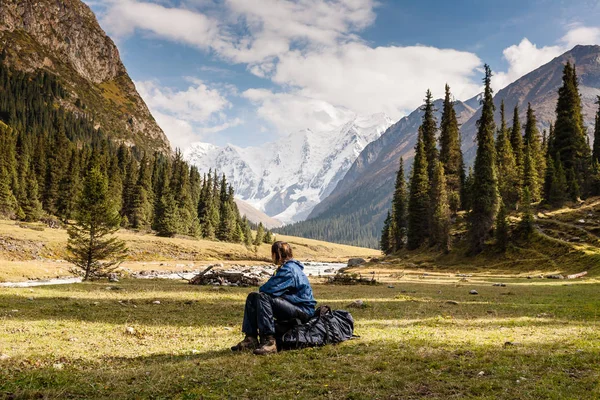 Escursionista rilassante in montagna, Tien Shan — Foto Stock