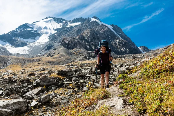 Wandelaar ontspannen op bergen, Tien Shan — Stockfoto