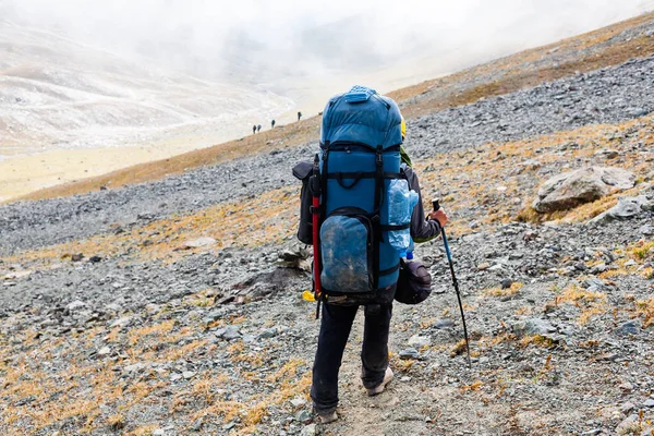 Wandelaar ontspannen op bergen, Tien Shan — Stockfoto