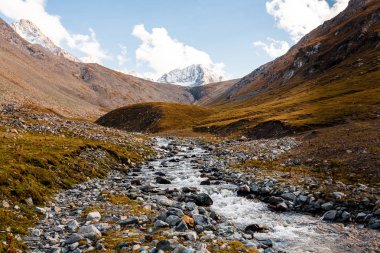 Dağ doruklarına, Tien Shan, Kırgızistan görüntülemek.