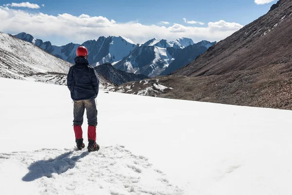 Senderista disfrutando de la vista en las montañas Tien Shan — Foto de Stock