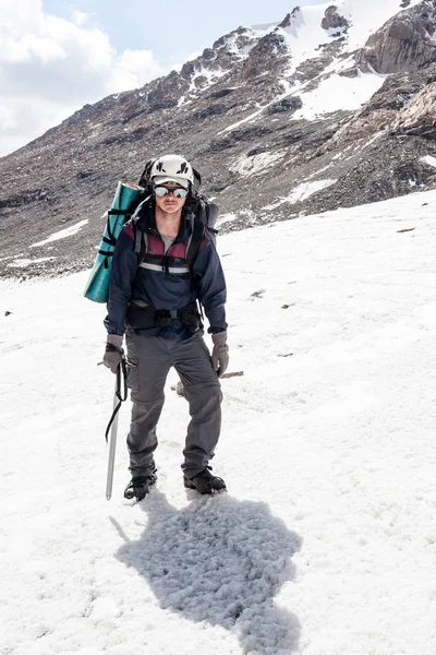 Wanderer in Steigeisen in den Bergen, tien shan, Kyrgyzstan. — Stockfoto