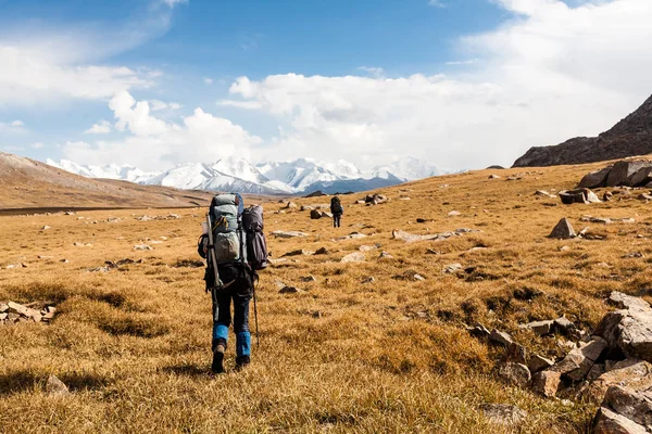 Ομάδα πεζοπόρους στα βουνά Tien Shan, Κιργιζία. — Φωτογραφία Αρχείου