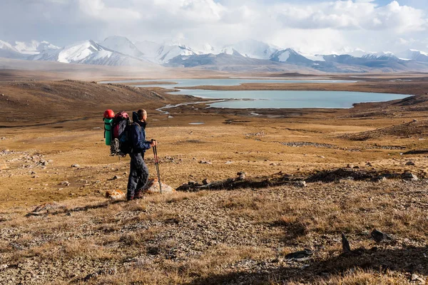 Hiker menikmati pemandangan di pegunungan Tien Shan — Stok Foto