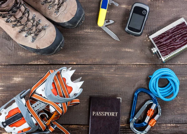 Équipement pour l'alpinisme et la randonnée sur fond de bois . — Photo