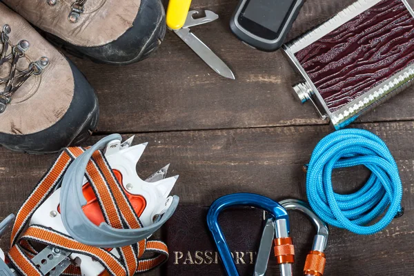 Equipamiento para montañismo y senderismo sobre fondo de madera . — Foto de Stock