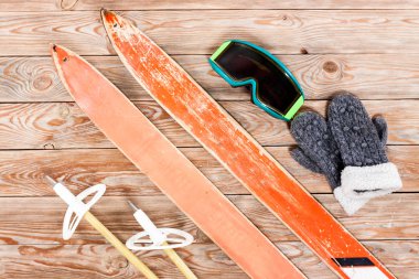 Retro Kayak aksesuarları havai görünümü eski rustik ahşap üzerine yerleştirilen