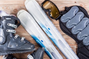 Kayak aksesuarları havai görünümü rustik ahşap masanın üzerine yerleştirilen.