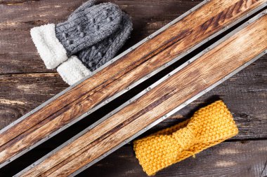 Retro Kayak aksesuarları havai görünümü eski rustik ahşap üzerine yerleştirilen