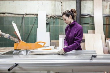 Mobilya marangozlar w yapmak için makine kullanarak işçisi gördüm