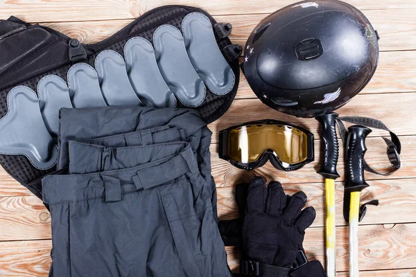 Bovenaanzicht van ski accessoires geplaatst op rustieke houten tafel. — Stockfoto