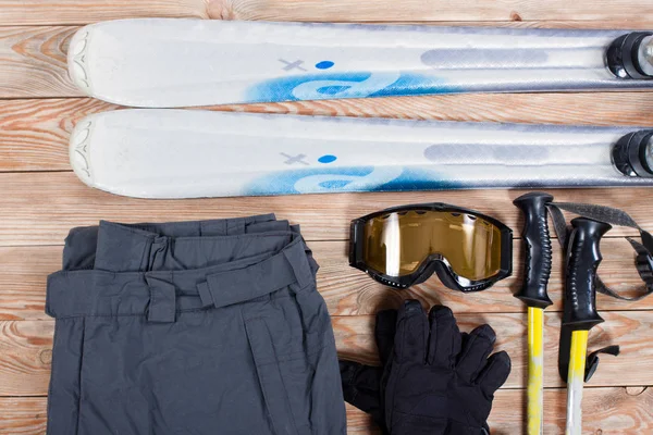 Vista aérea de los accesorios de esquí colocados en una mesa de madera rústica . —  Fotos de Stock