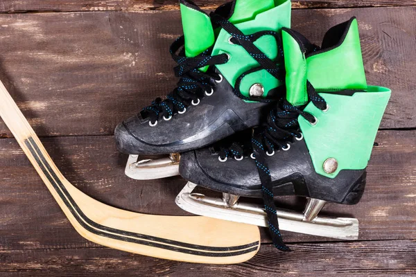 古い素朴な菩薩のアイス ホッケー用スティックおよびアイス スケートのオーバー ヘッド ビュー — ストック写真