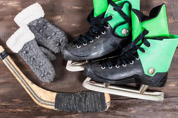 Oooverhead Ansicht von Eishockey Schlittschuhe Zubehör auf alten ru platziert — Stockfoto