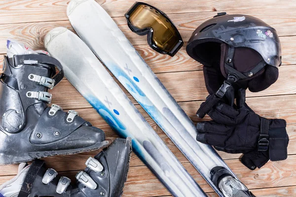 Blick auf Ski-Accessoires auf rustikalem Holztisch. — Stockfoto