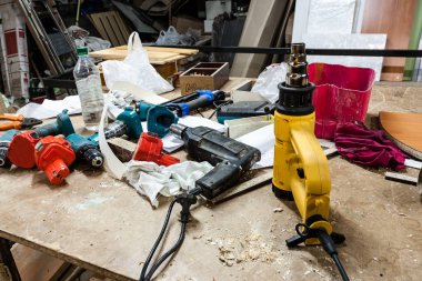 Çeşitli araçları ve malzemeleri marangozluk Çalıştayı.