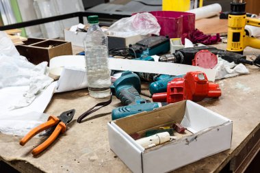 Çeşitli araçları ve malzemeleri marangozluk Çalıştayı.