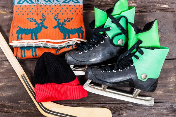 Bovenaanzicht van hockey schaatsen accessoires geplaatst op oude rus — Stockfoto