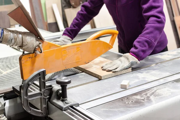 Εργαζόμενο, χρησιμοποιώντας μηχανή είδε να κάνουν τα έπιπλα στο ξυλουργοί worksho — Φωτογραφία Αρχείου