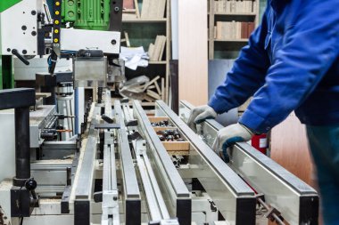 Marangoz mobilya yapmak dolgu makine kullanarak işçisi