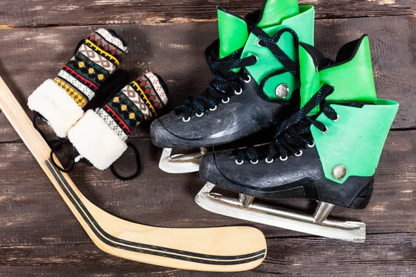 Bovenaanzicht van hockey schaatsen accessoires geplaatst op oude rus — Stockfoto