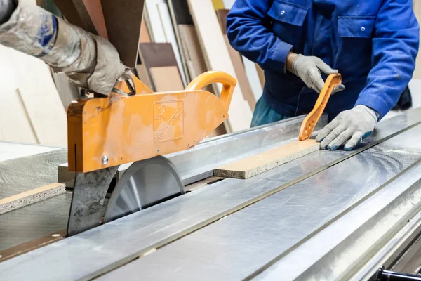 Trabalhador usando máquina de serra para fazer móveis em carpinteiros worksho — Fotografia de Stock