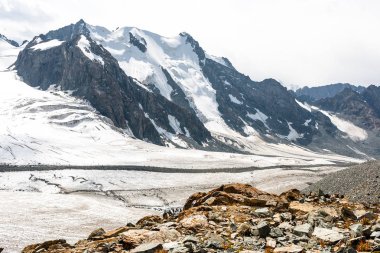 Dağ doruklarına, Tien Shan, Kırgızistan görüntülemek.