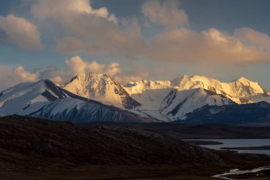 Dağ doruklarına, Tien Shan, Kırgızistan görüntülemek.