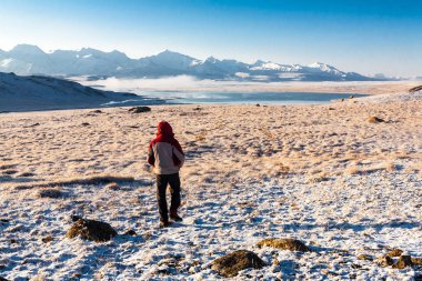 Dağlar, Tien Shan, Kırgızistan, manzarayı uzun yürüyüşe çıkan kimse.