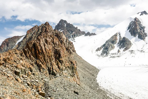 Vista sobre picos de montanha, Tien Shan, Quirguistão . — Fotografia de Stock