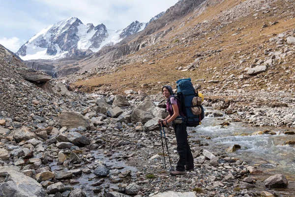 Wandelaar ontspannen op bergen, Tien-Shan, Kyrgyzstan. — Stockfoto