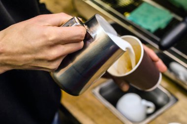 Paket servisi olan restoran kahve için süt dökme Barista.