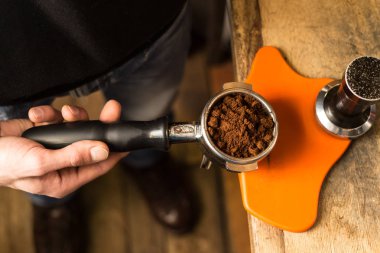 Dış müdahale kullanarak çekilmiş kahve Barista presler.